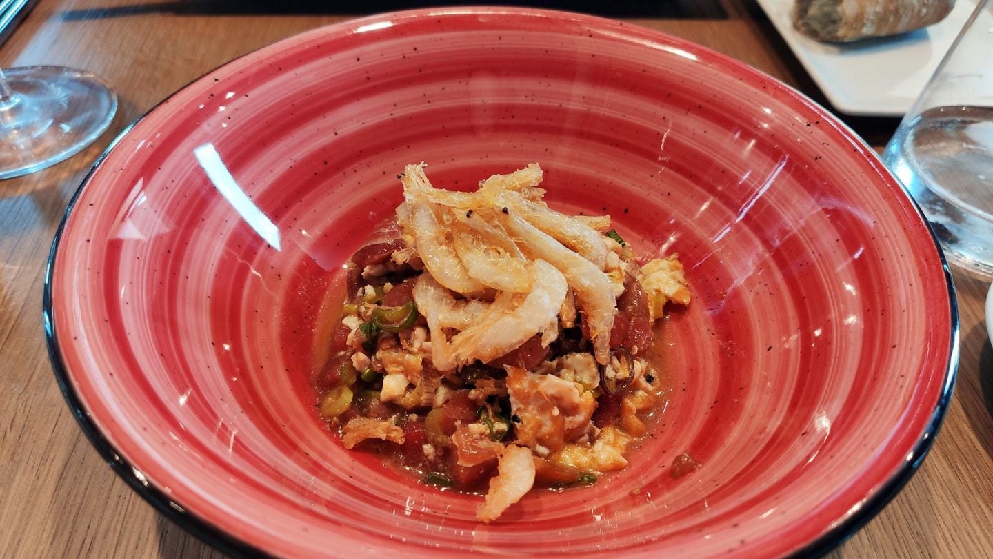 Tartar de atún, anís estrellado, huevo y gambas cristal.