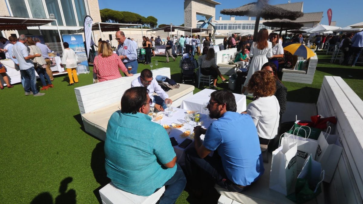 Ambiente en las terrazas del Hotel Puerto Sherry.