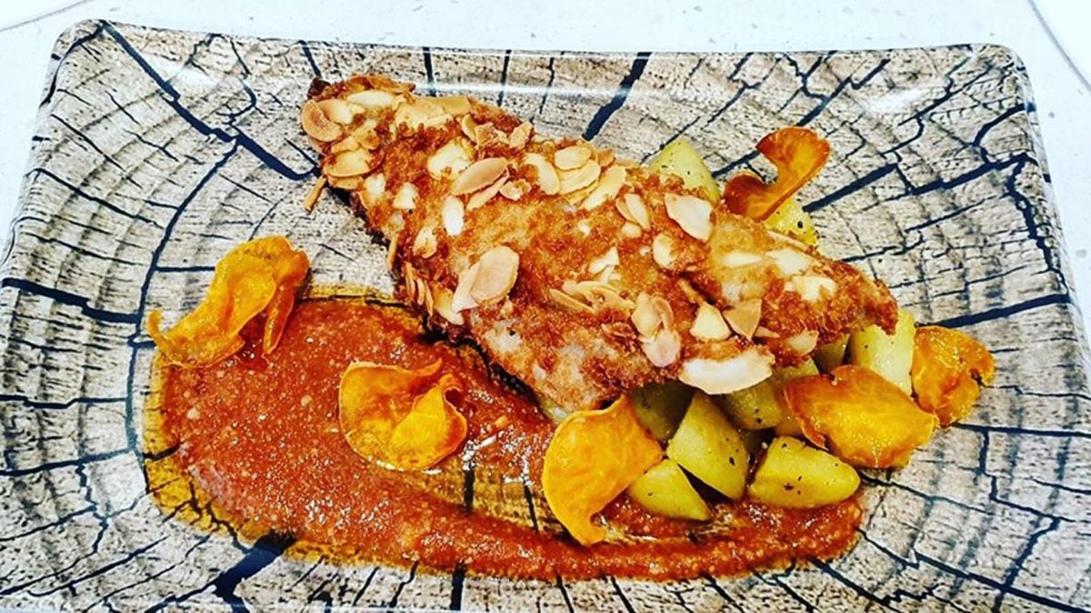 Comba rebozada con almendras y pesto de tomate seco, de Bocinegro Tabanco Marino. | Foto: Cedida