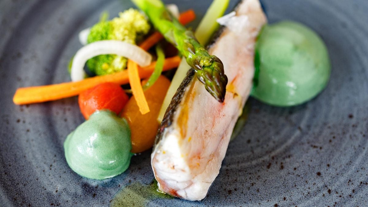 Dorada cocinada a baja temperatura con verduras y espuma de su caldo corto y algas de El Laul.