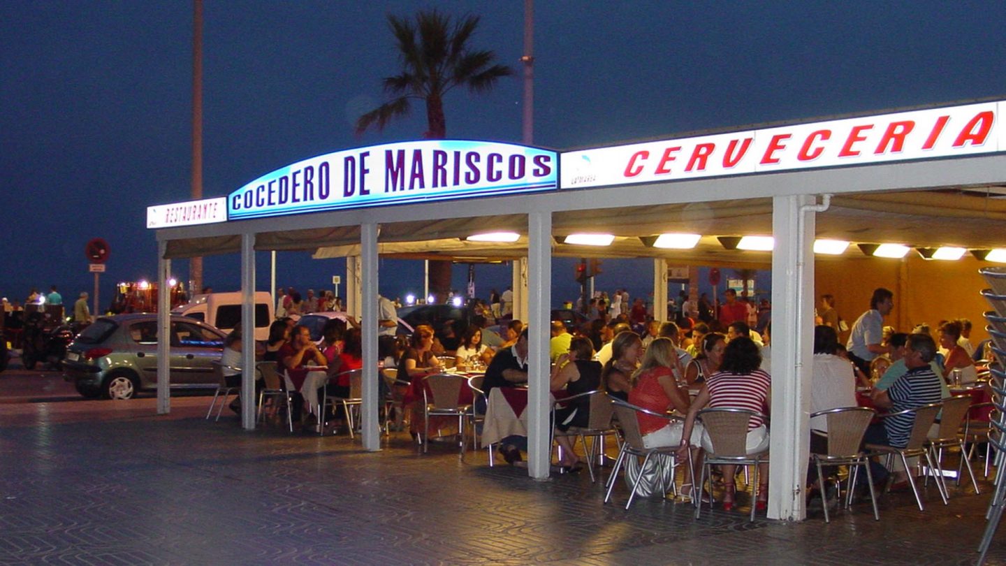 La terraza de La Marea, repleta de comensales.