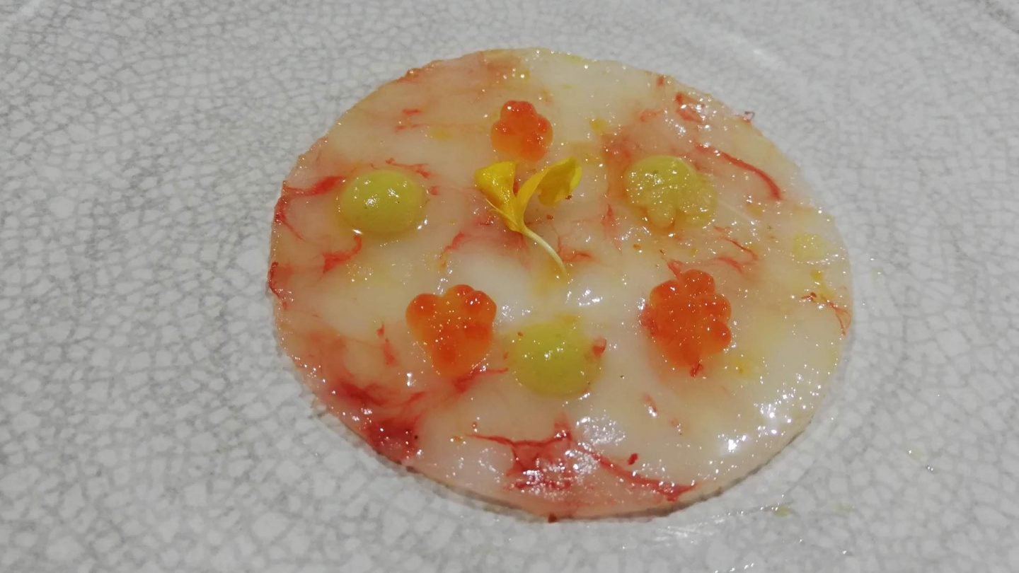 Carpaccio de alistado con vinagreta de albahaca y lima.