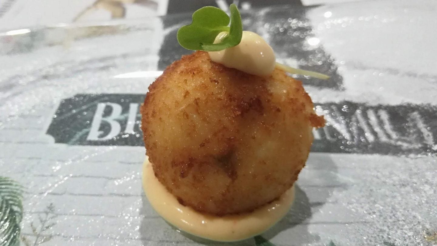 Croqueta de gamba al ajillo con mayonesa de kimchi.