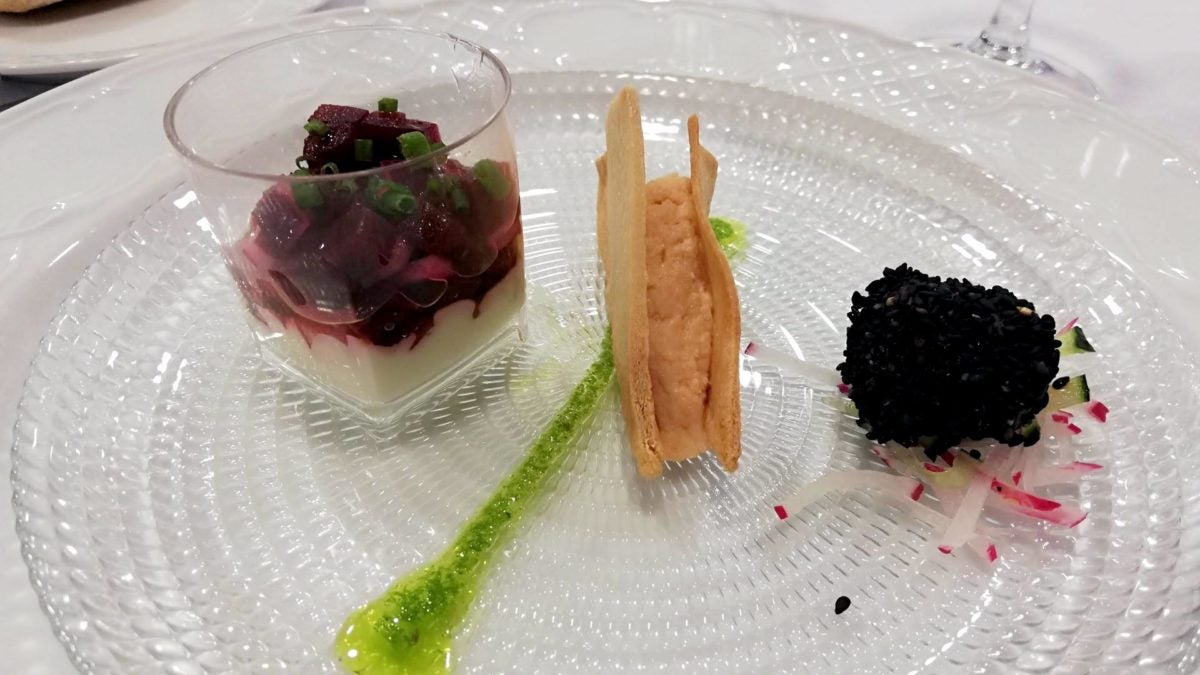 El aperitivo, compuesto por bocados de salmón, pastel de pescado de mercado y tartar de remolacha.