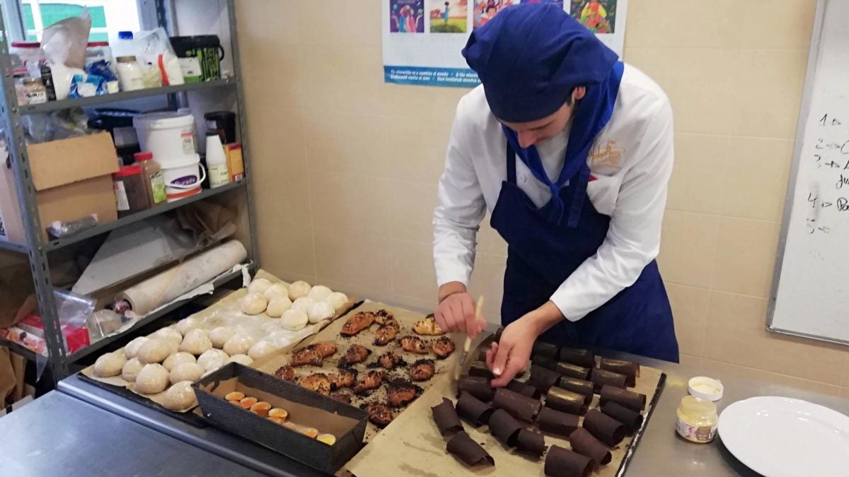 Uno de los alumnos, en la pastelería de la Escuela de Hostelería de Arcos.