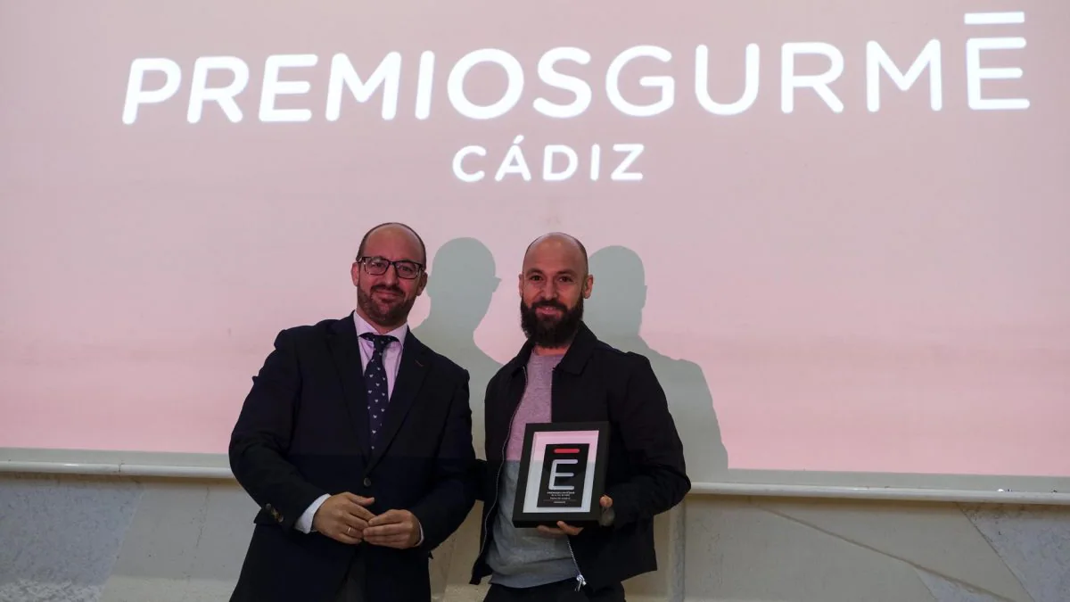 Juan Ruiz Henestrosa, recibiendo uno de los Premios Gurmé 2019 en representación de Aponiente. | Foto: Antonio Vázquez.