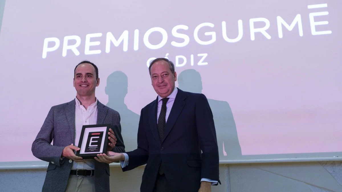Israel Ramos recibió de manos de Álvaro Rodríguez Guitart uno de los Premios Gurmé Cádiz 2019. | Foto: Antonio Vázquez.