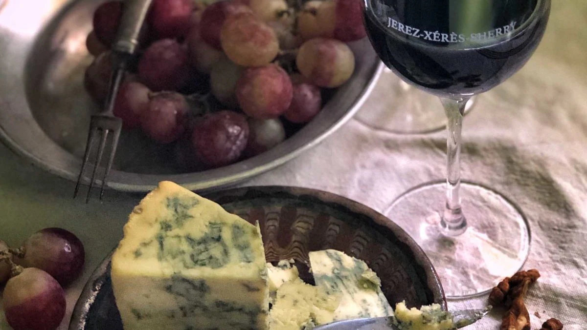 Los vinos de Jerez también acompañan a postres como el queso. Foto: | Tim Clinch