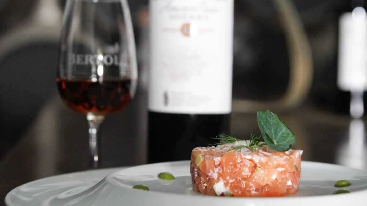 El vino y la comida siempre están unidos en Restaurante La Carboná.