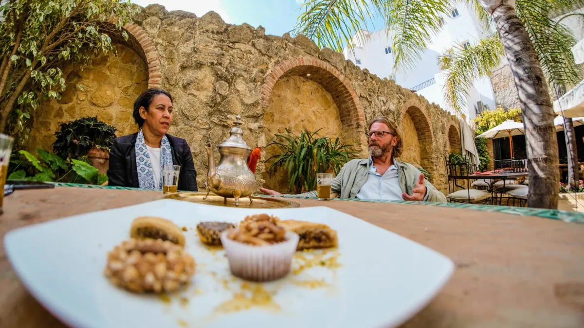 Khadija Essaadi y James Stuart durante la entrevista con Gurmé Cádiz el pasado otoño. | Foto: Javi Moreno