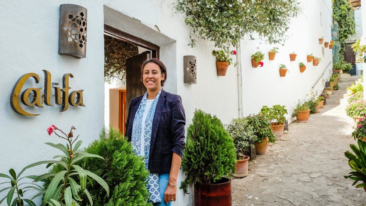 Khadija Essaadi junto a la entrada de El Jardín del Califa.