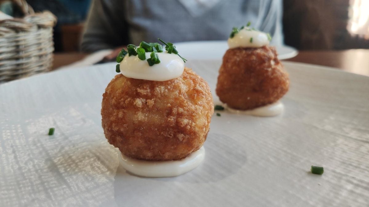 Los buñuelos de bacalao y alioli del Mesón Sabor Andaluz.