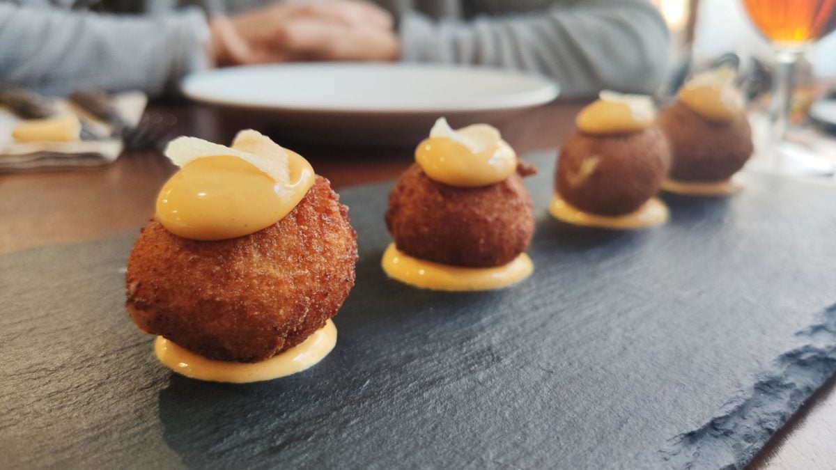 Croquetas de gambas con alioli de ajillo.