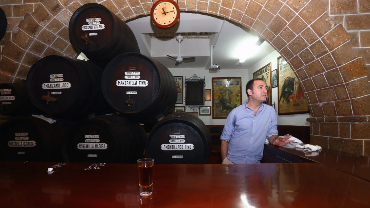 Pepe García tras la barra de la Taberna La Manzanilla, donde lleva casi toda la vida.