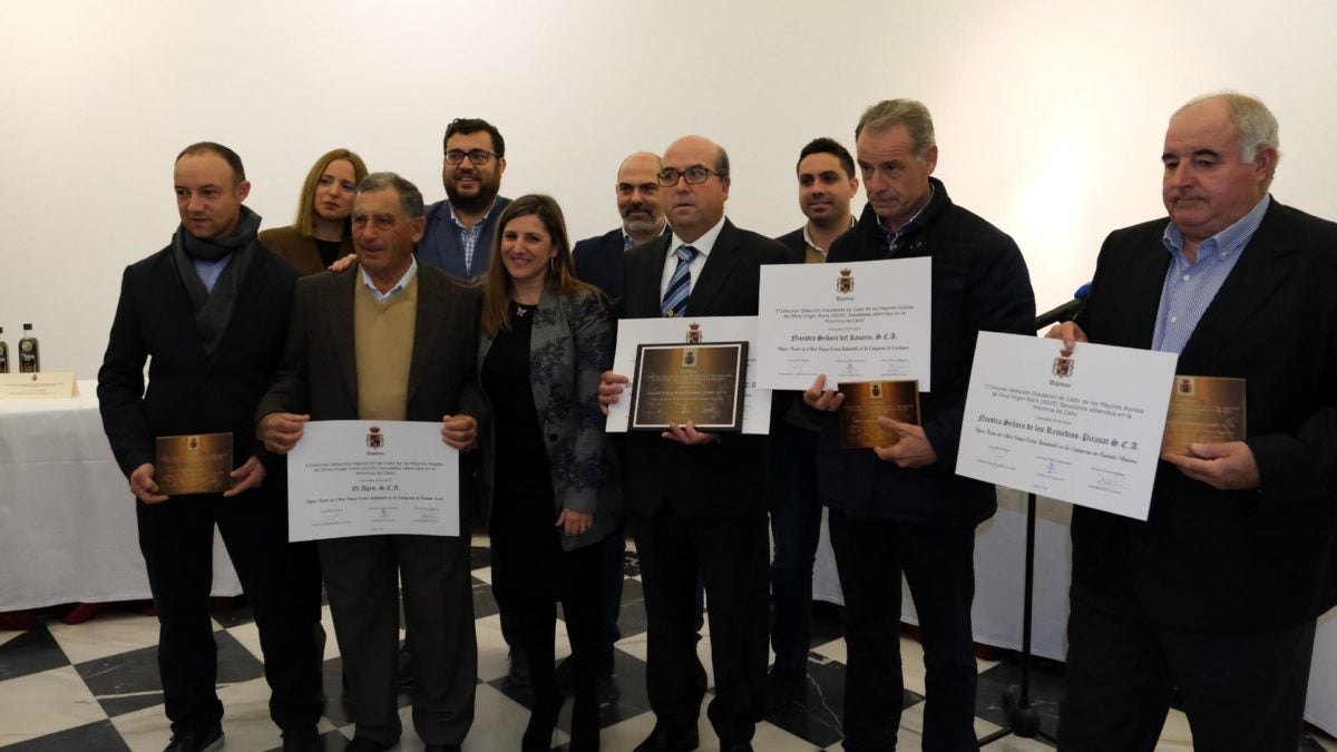 Los premiados, con las autoridades. | Foto: Antonio Vázquez.