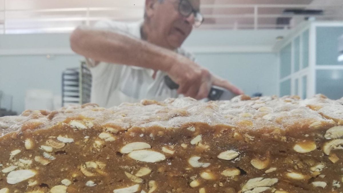 Preparando los alfajores en Sobrina de las Trejas. En la foto, Alfredo, que lleva 47 años en la empresa. 