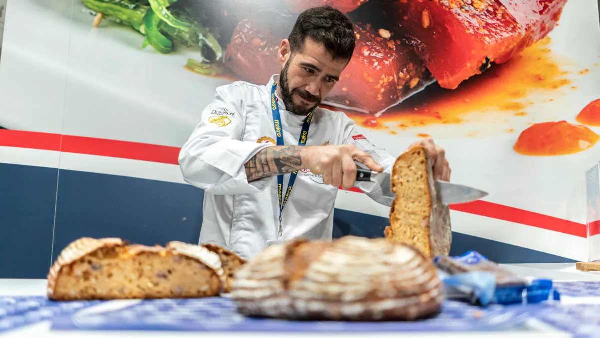 Dani Ramos, de La Cremita, presentó su pan con mojama de Gadira y piñones. | Foto: Cedida.