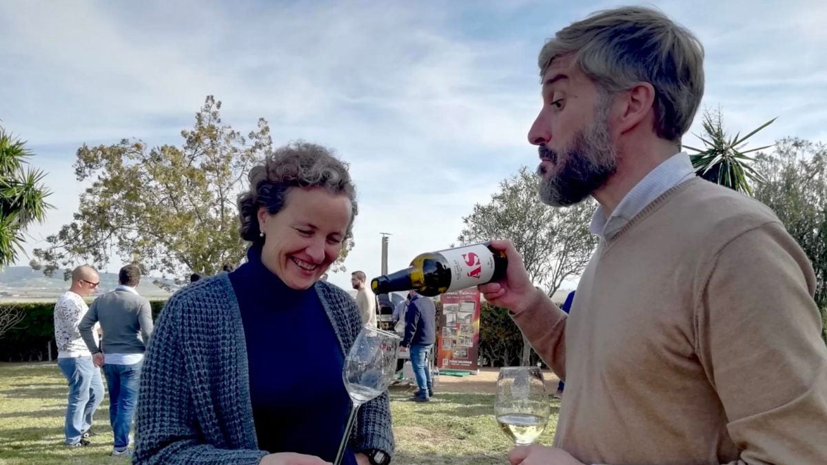 Montserrat Molina y Armando Guerra, a punto de degustar el nuevo vino de Barbadillo.