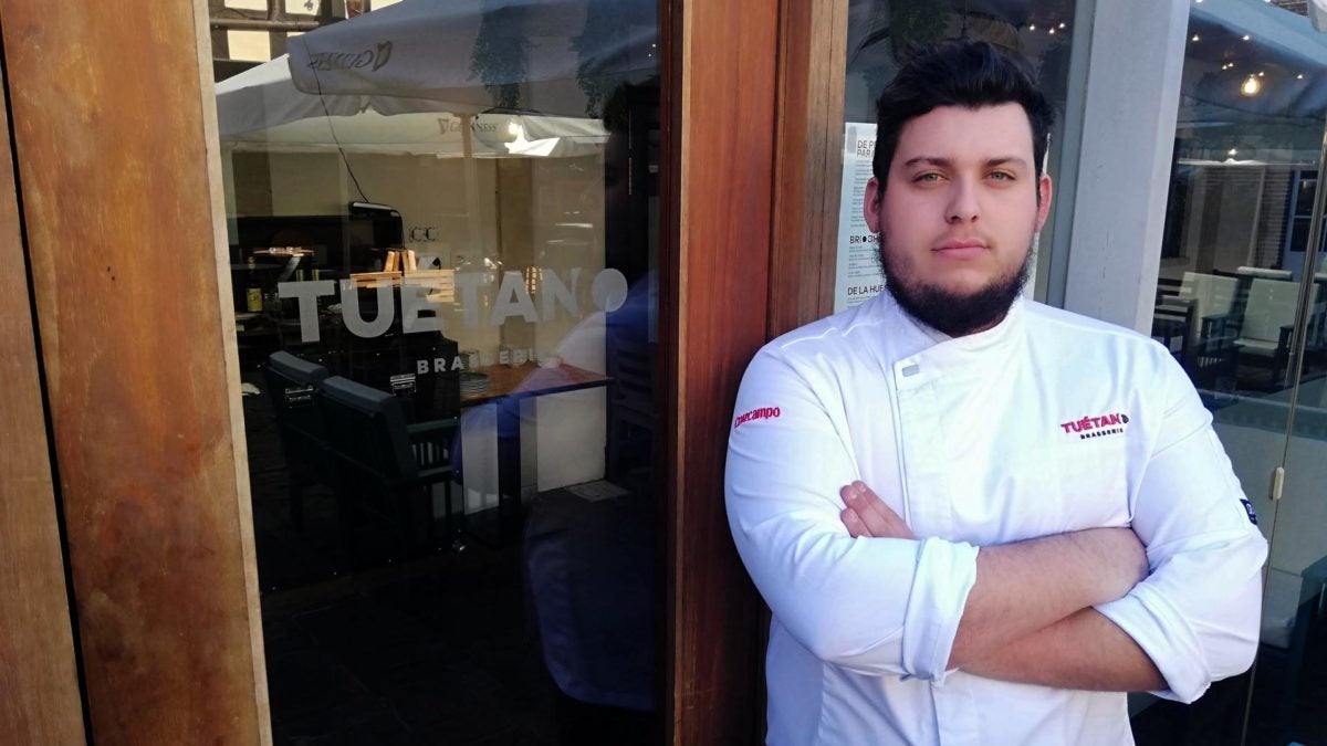 Isidro López, en la entrada de Tuétano Brasserie.