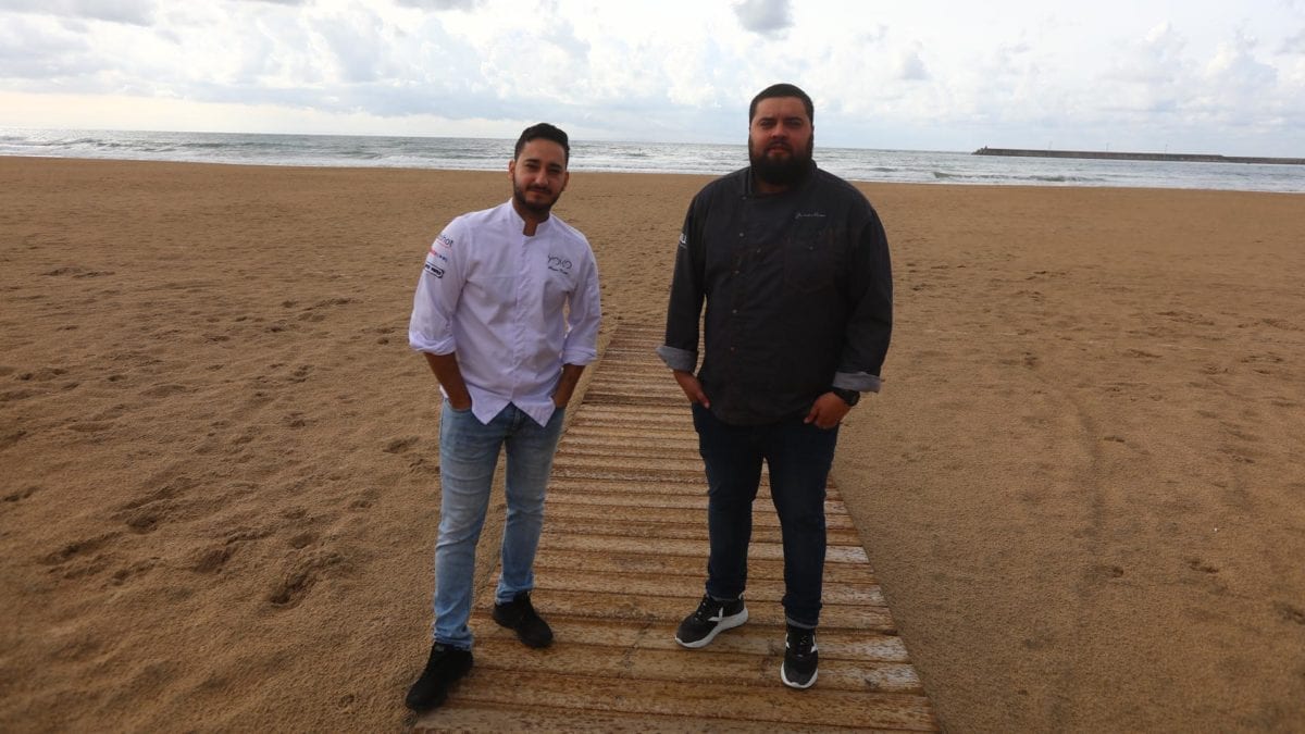 Los dos jóvenes cocineros barbateños en la playa del Carmen.