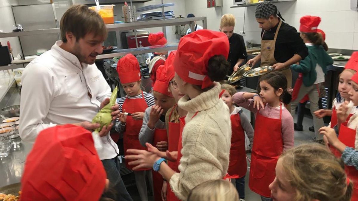 Los niños y niñas participantes, en la cocina de La Carboná. | Foto: Cedida.