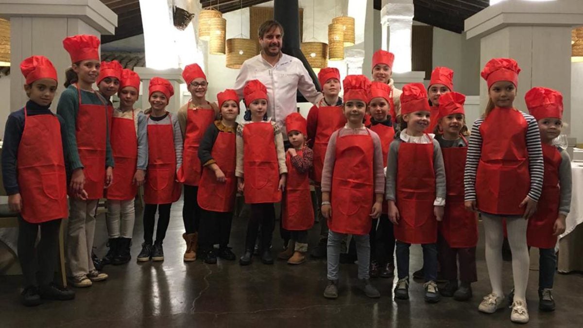 Javi Muñoz, chef de La Carboná, con los participantes en el primer taller. | Foto: Cedida.