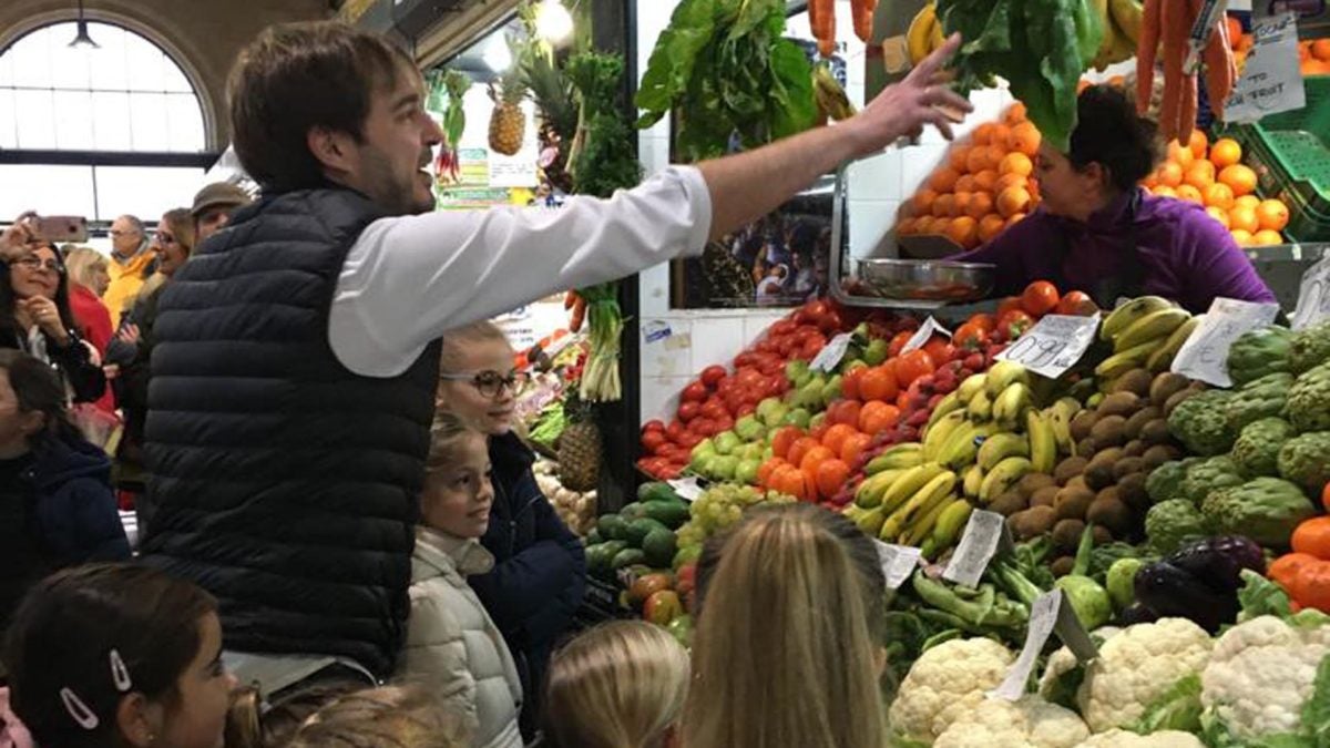 El taller comienza con la visita al mercado.