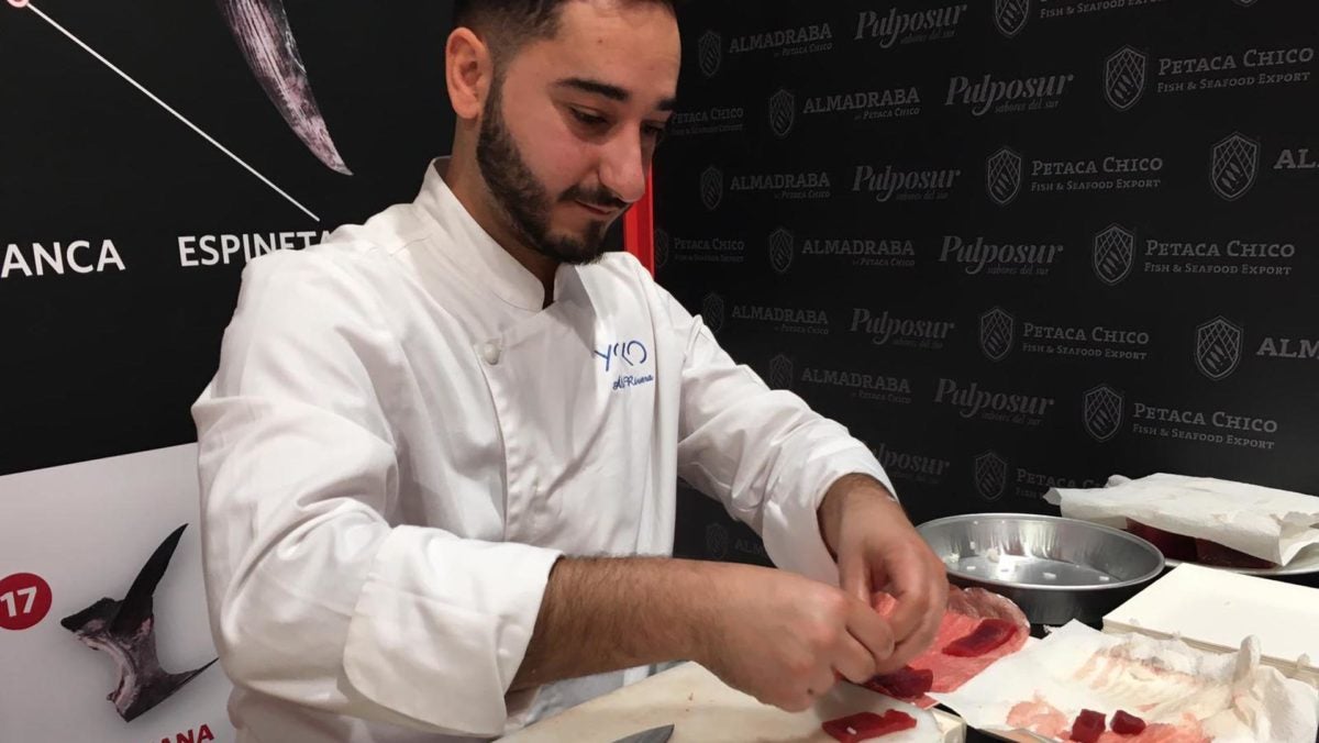 Álvaro Rivera, de Yoko, en el stand de Petaca Chico. | Foto: Cedida.