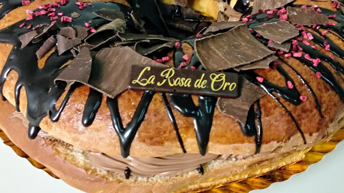 Uno de los roscones de Reyes de La Rosa de Oro, en Jerez.