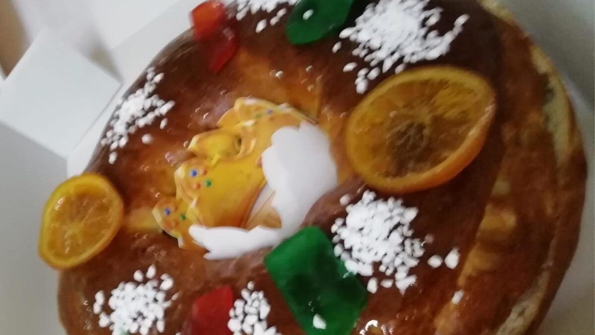 La tradición del roscón de Reyes se mantiene en la Confitería Tres Martínez de Barbate.