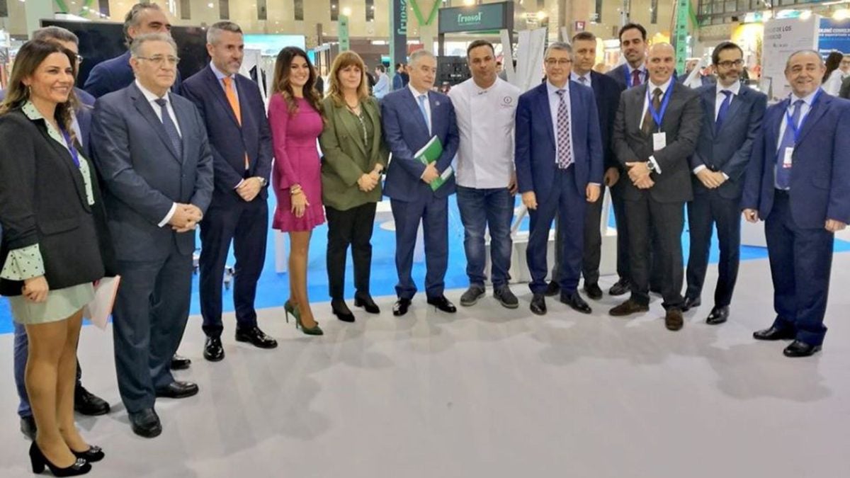 Ángel León, en el centro, durante la inauguración del H | Foto: H