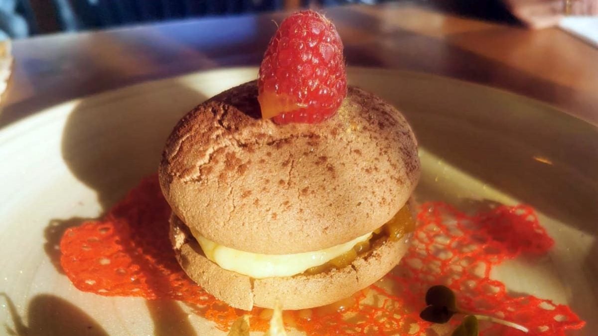 Macaron de cacao con compota de manzana y frambuesa.