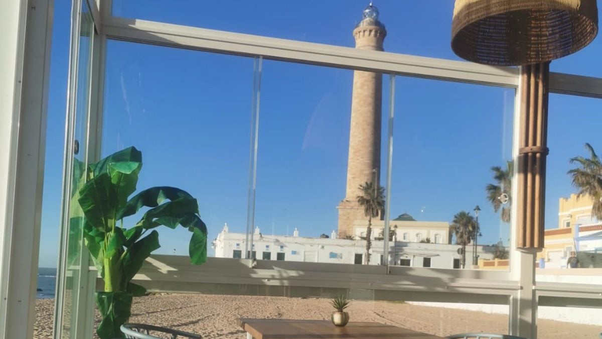 El faro de Chipiona desde el interior del Beach Club AWA.