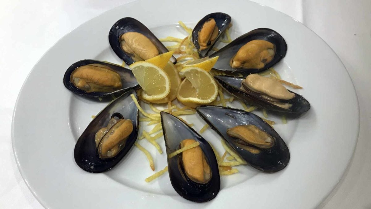 Los mejillones al vapor acompañados con patatas fritas. 