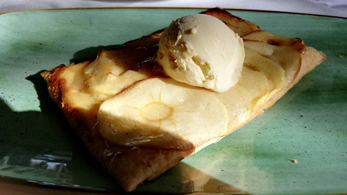 Tarta de manzana con helado de vainilla.