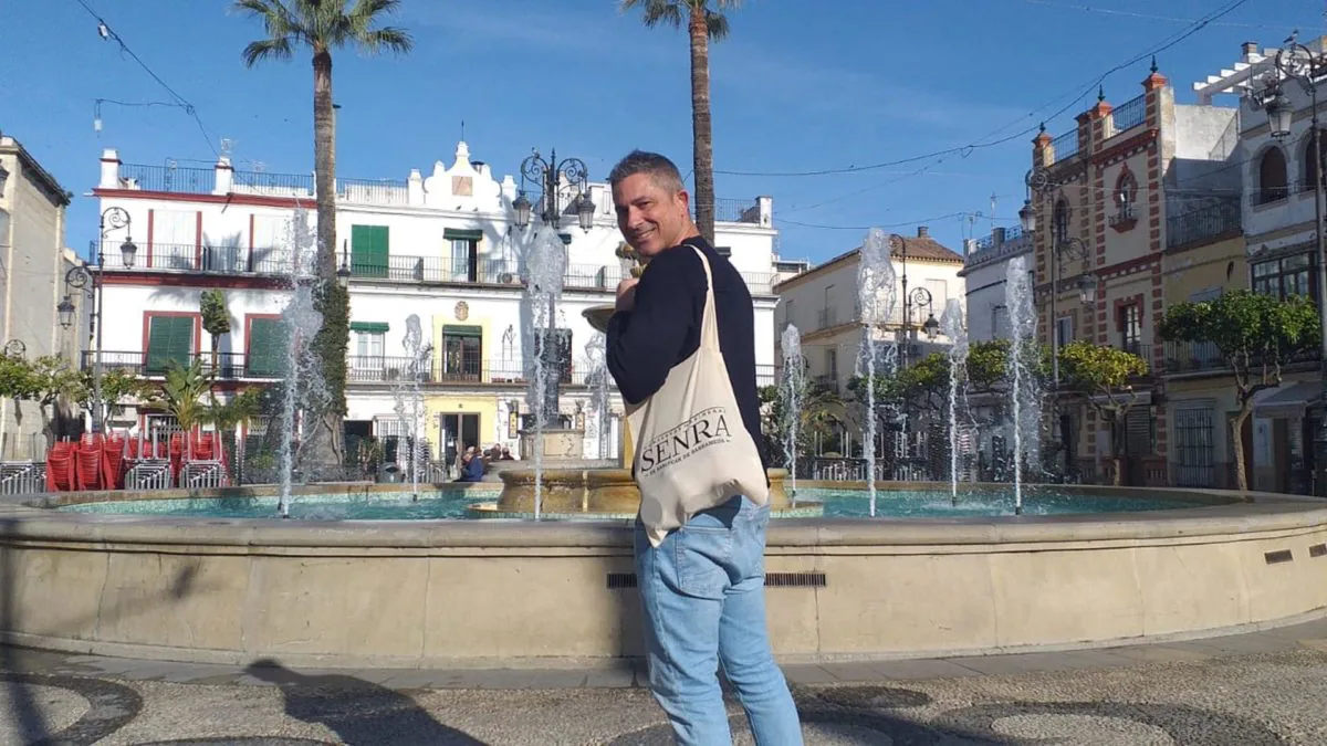 Fran fotografiado en la Plaza del Cabildo de Sanlúcar con una bolsa de Conservas Senra.