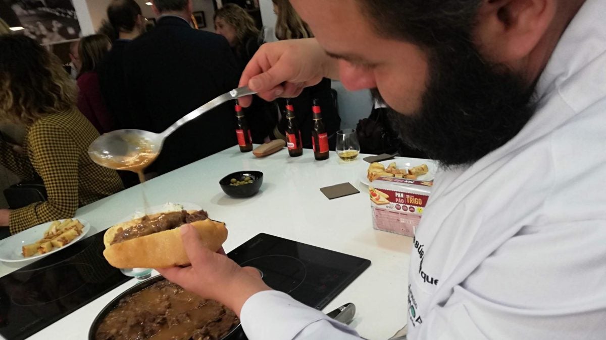 Jesús Márquez, preparando un bocata de carrillada.