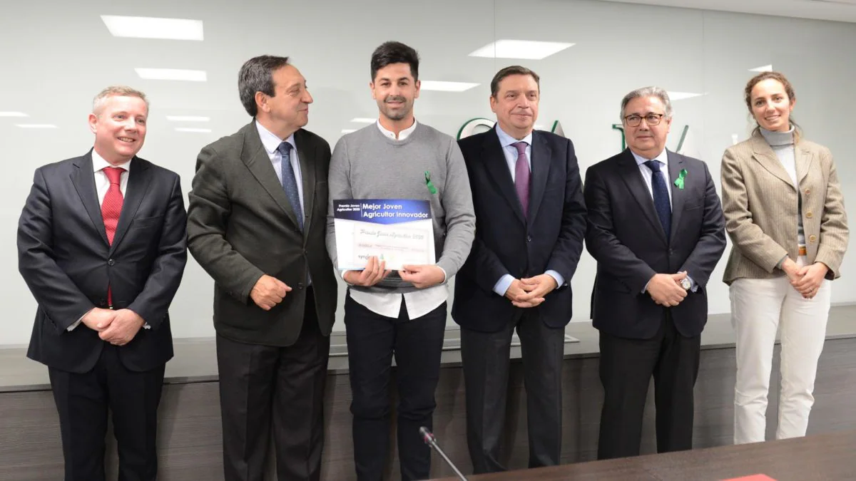 Juan Diego Marín, tras recibir su reconocimiento junto al ministro de Agricultura, Luis Plana. 
