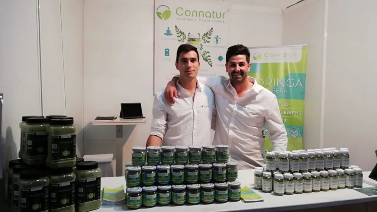 Los socios de Connatur, Sergio y Juan Diego Marín, en su expositor en GastroMercado de Algeciras. 