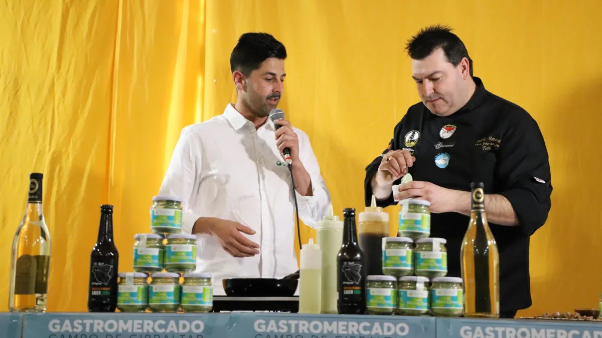 Juan Diego Marín y Mario Amaya, durante la preparación del tataki con mayonesa de moringa. | Foto: Juan Virués.