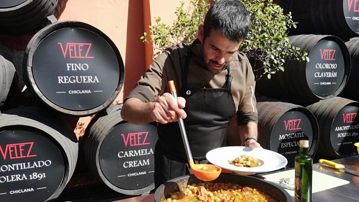 Enrique Sánchez, sirviendo un plato de su menudo marinero.