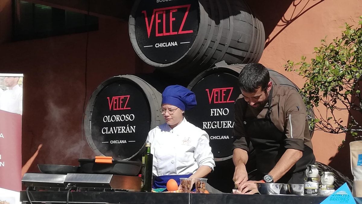 Enrique Sánchez, en plena faena junto a una de las alumnas del IES Almínares de Arcos. 