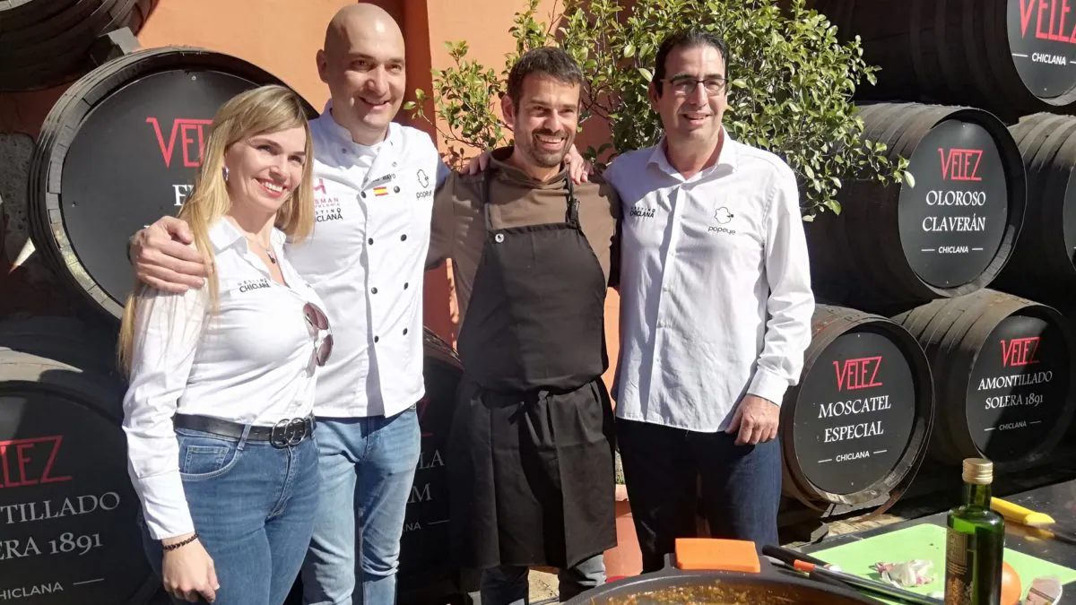 Enrique Sánchez, de negro, con los hermanos Mayo, Mari, Francis y Tomás, del Restaurante Popeye.