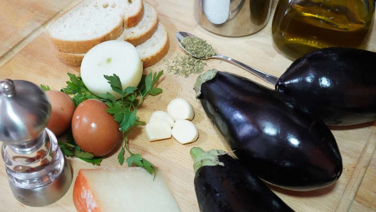 Los ingredientes para las albóndigas de berenjena.