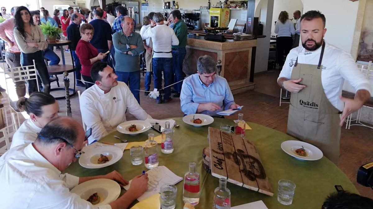 José Antonio Morales presentando su plato en el III Chef Sierra de Cádiz.