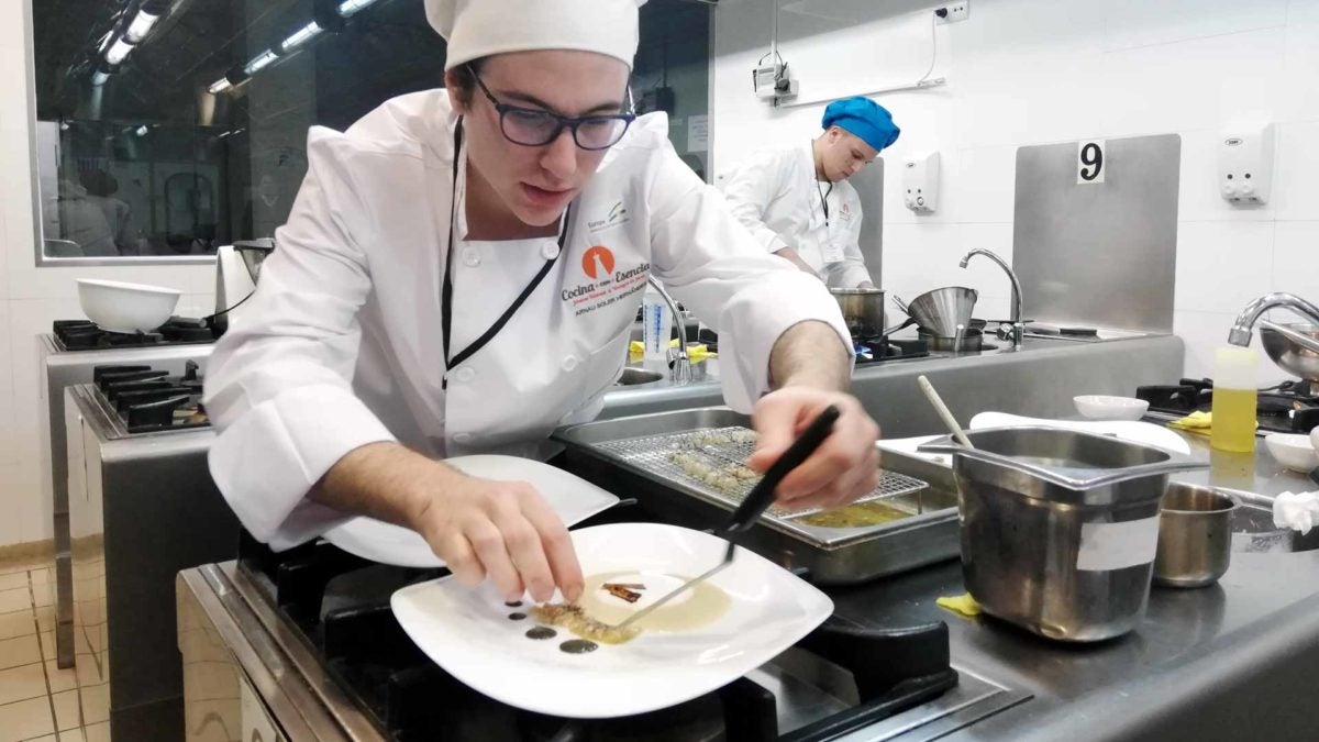 Arnau Soler, terminando su plato en la cocina. 