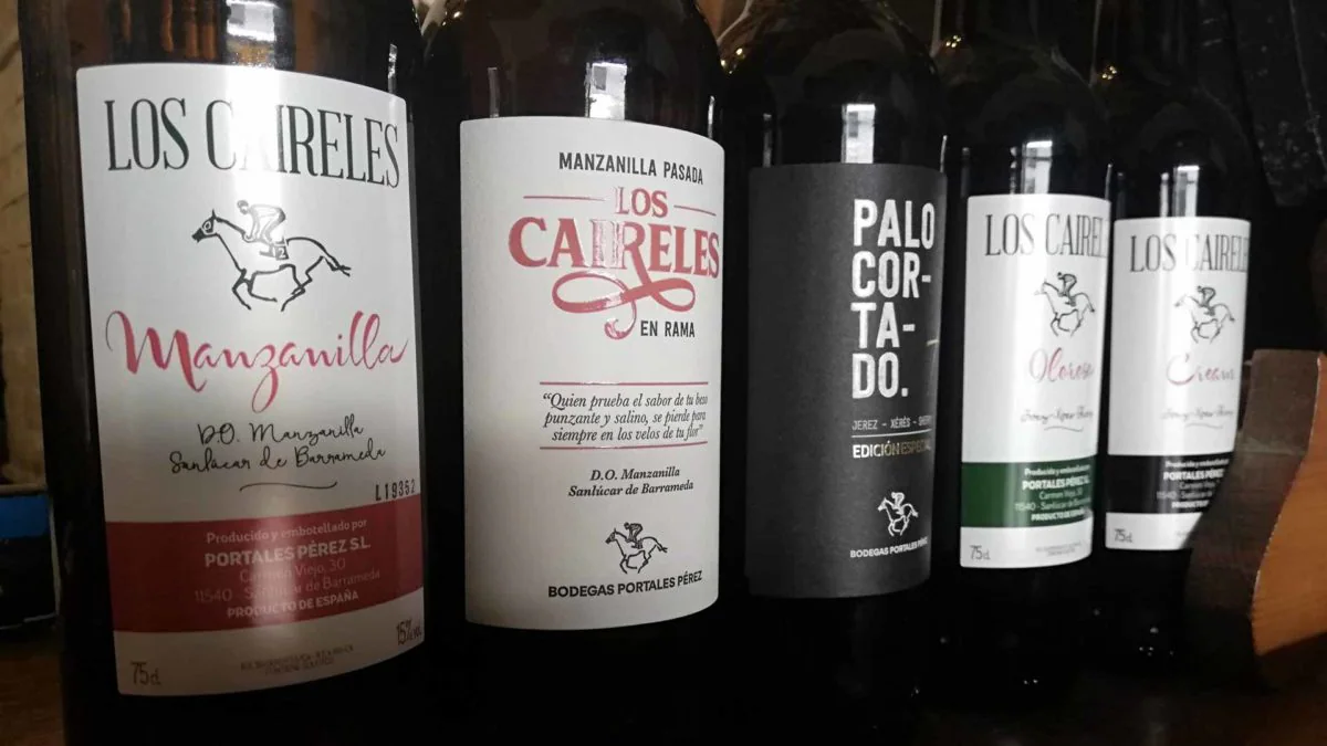 Varias botellas de Los Caireles, nombre comercial de la bodega sanluqueña.
