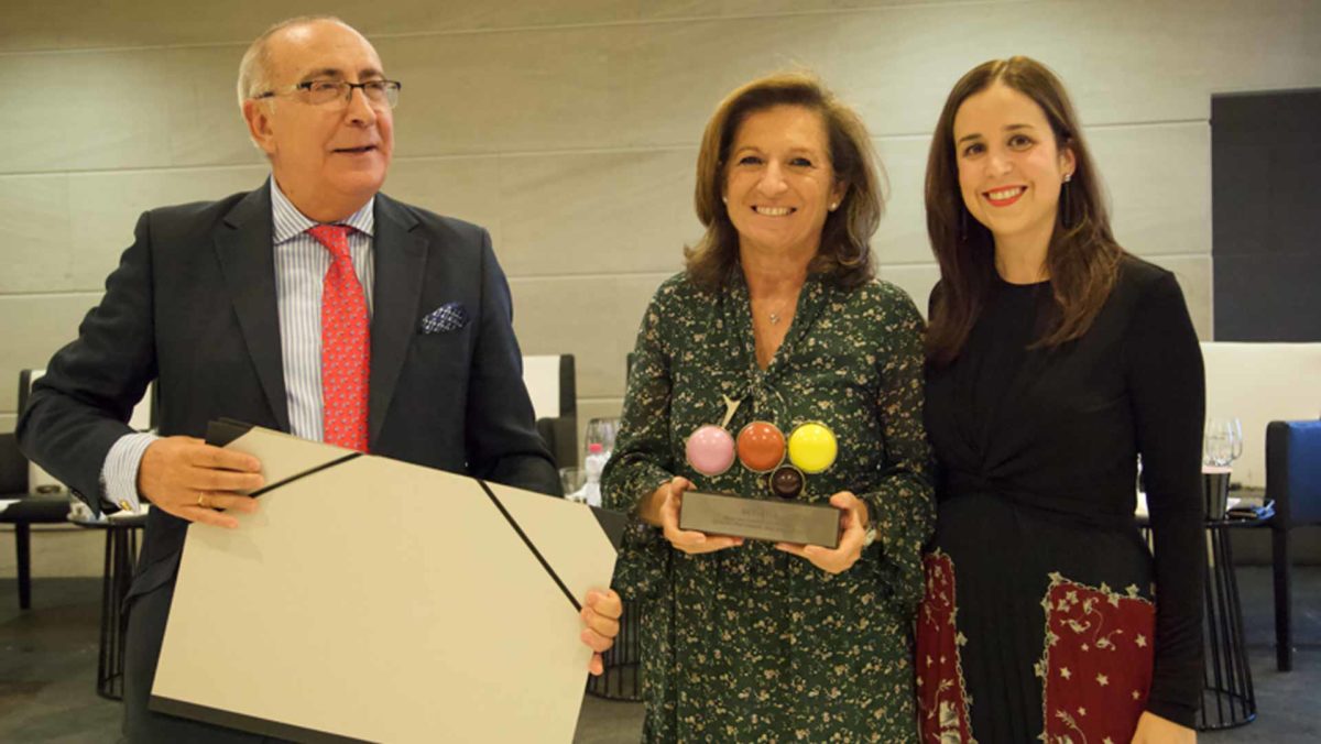 Antonio Flores y Marina García con el premio al Mejor Vino Generoso. | Foto: Verema.com