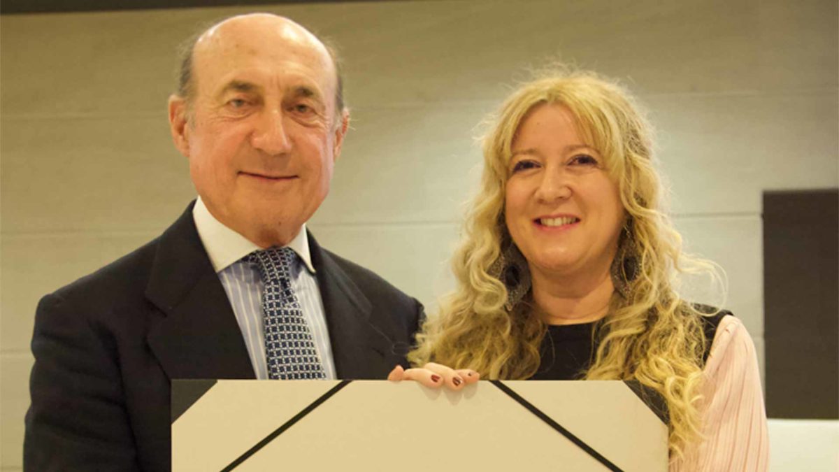 Beltrán Domecq recibió el premio de manos de Esther Láez, directora general de Verema.