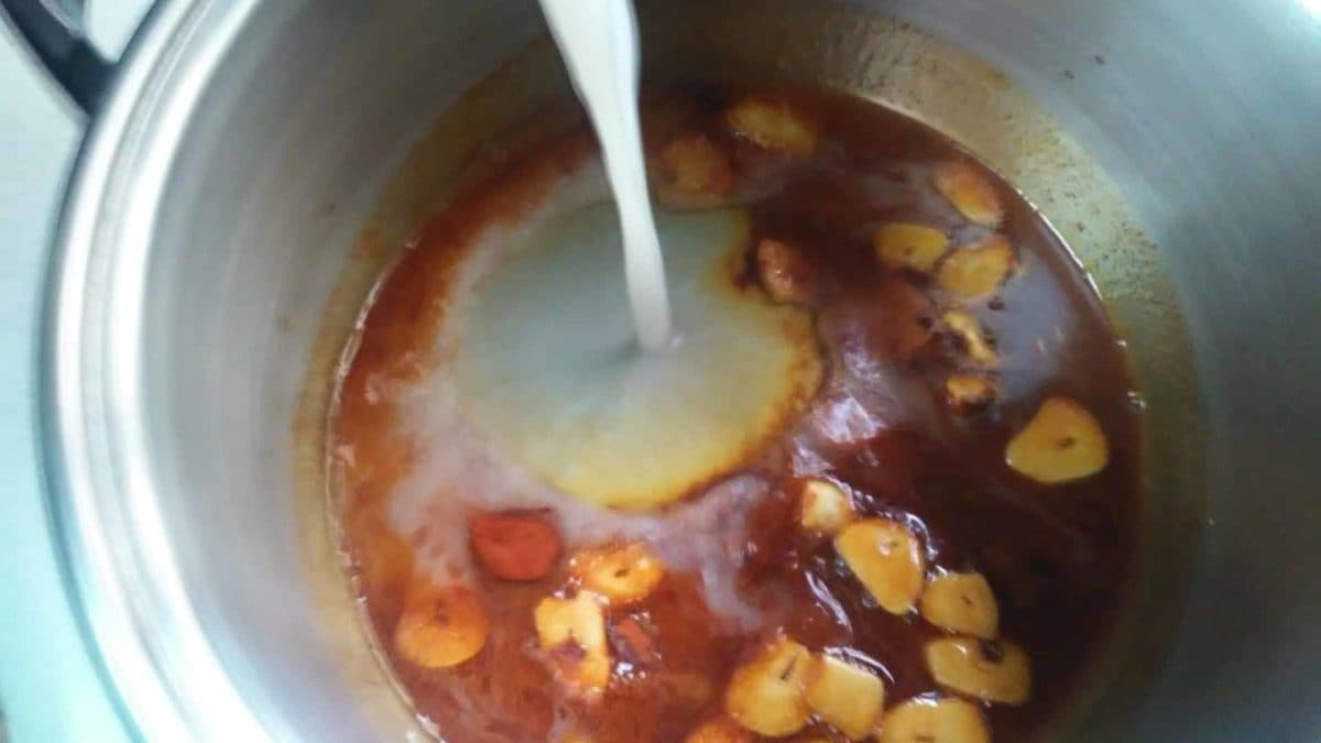 El caldo es otro de los ingredientes de la sopa de ajos. 
